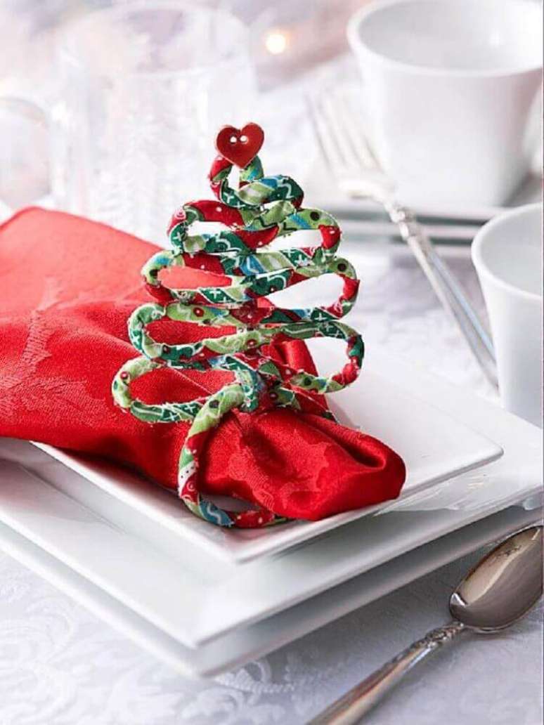 40. Decoração de mesa de natal simples com guardanapo vermelho – Foto: El Pais de Sarah