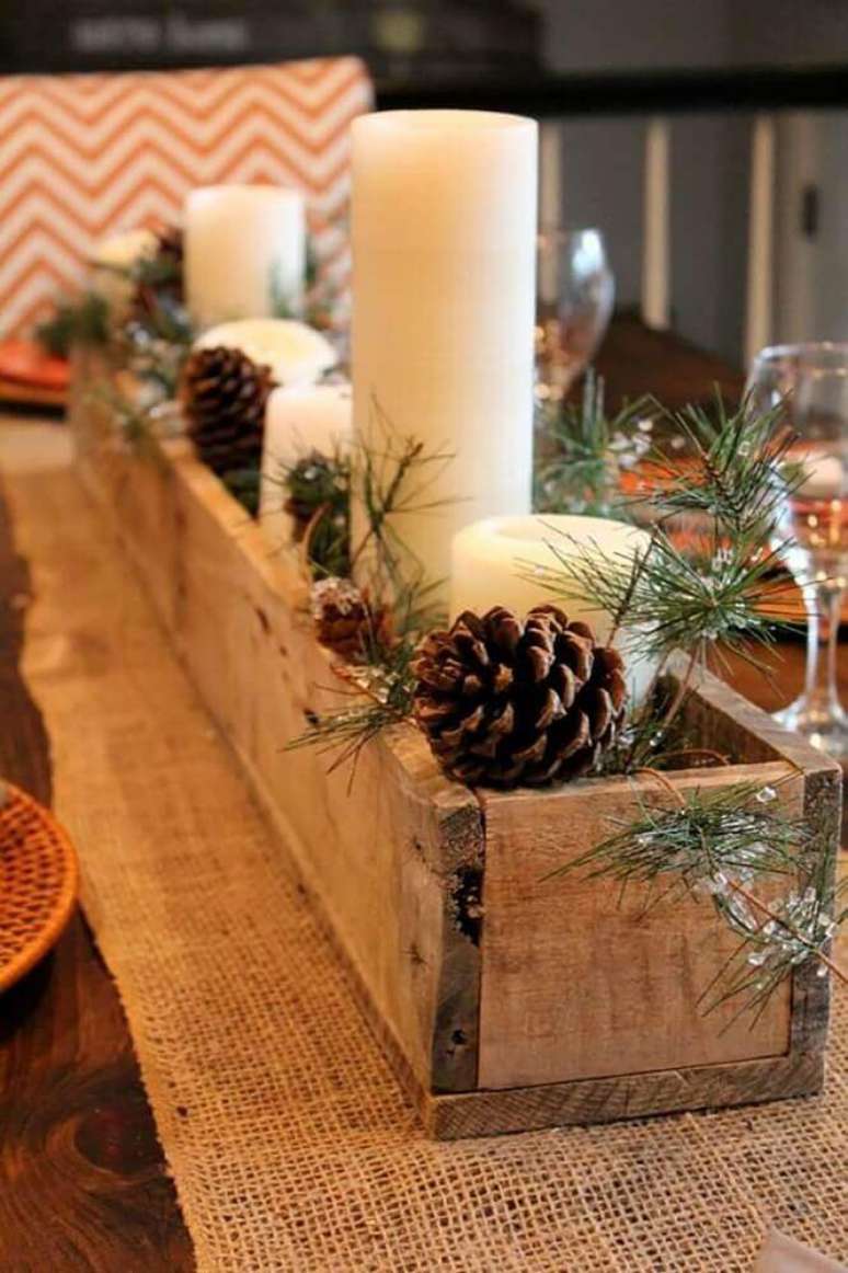 4. Decoração rústica feita com arranjos de natal com velas em suporte de madeira – Foto: Pinterest