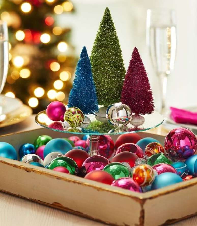 81. Arranjos de Natal feitos com árvores de Glitter – Fonte: Pinterest