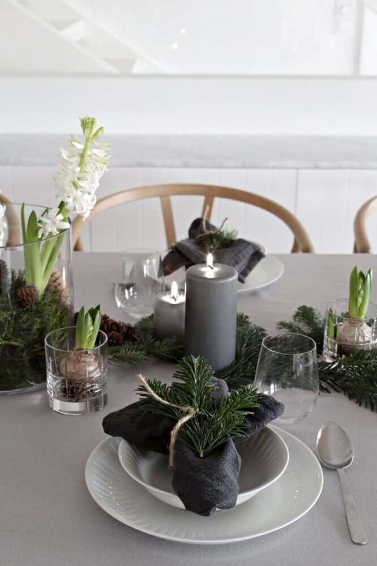59. Os arranjos de natal com velas cinzas deu um toque bem moderno a mesa de natal – Foto: Sweet Harmonie