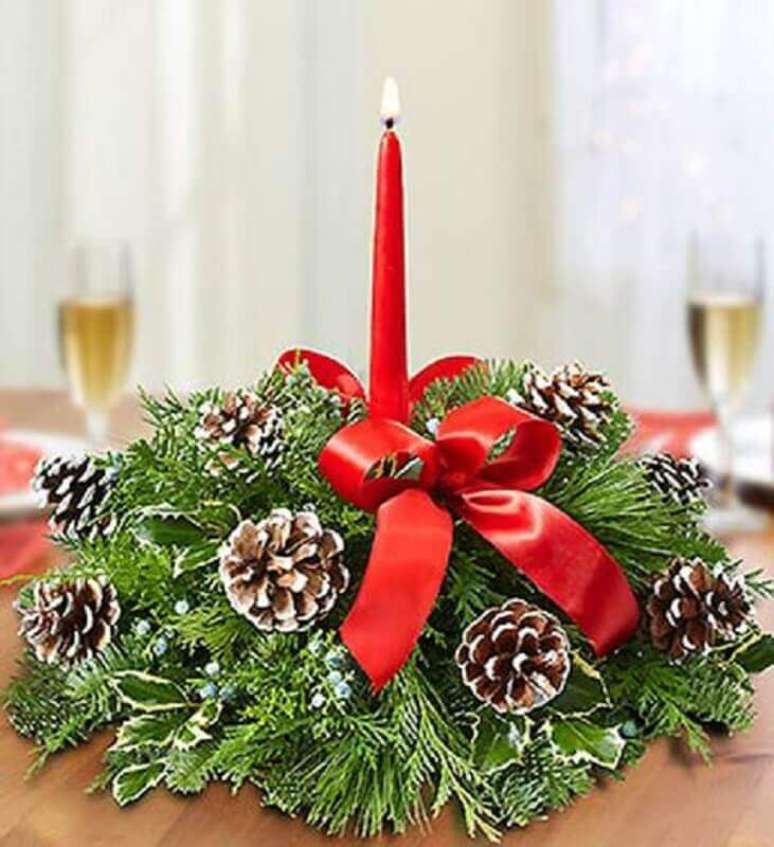 63. Lindo modelo de arranjo de natal com vela, ramos de plantas e pequenas pinhas – Foto: Hope Grows