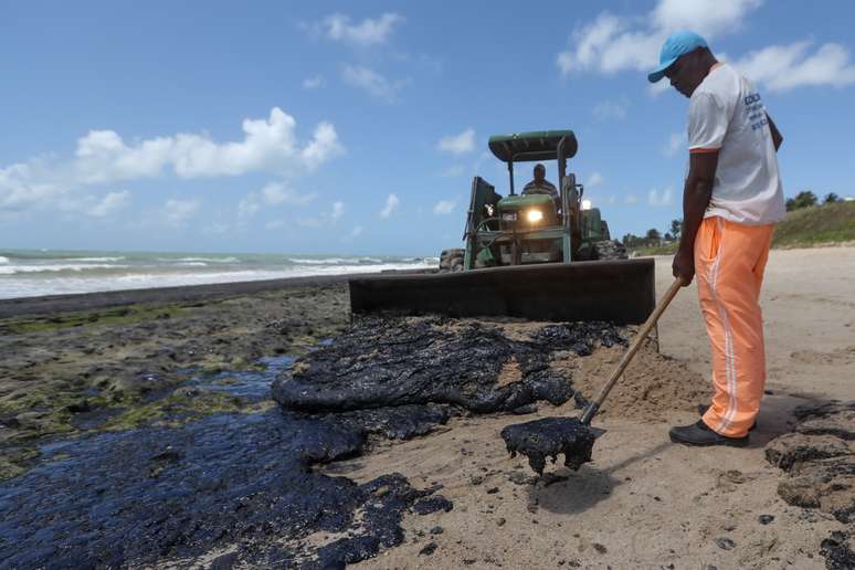 Manchas de óleo na praia de Lagoa do Pau, no município de Coruripe, em Alagoas, nesta quinta-feira, 10. Técnicos ambientais detectaram, nesta quarta-feira, 09, manchas de óleo na foz do Rio São Francisco, em Piaçabuçu, litoral sul de Alagoas