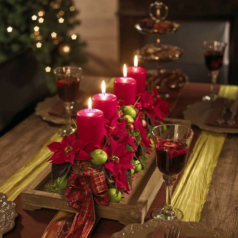 68. Suporte de madeira para arranjos de natal com velas e flores vermelhas – Foto: Pinterest