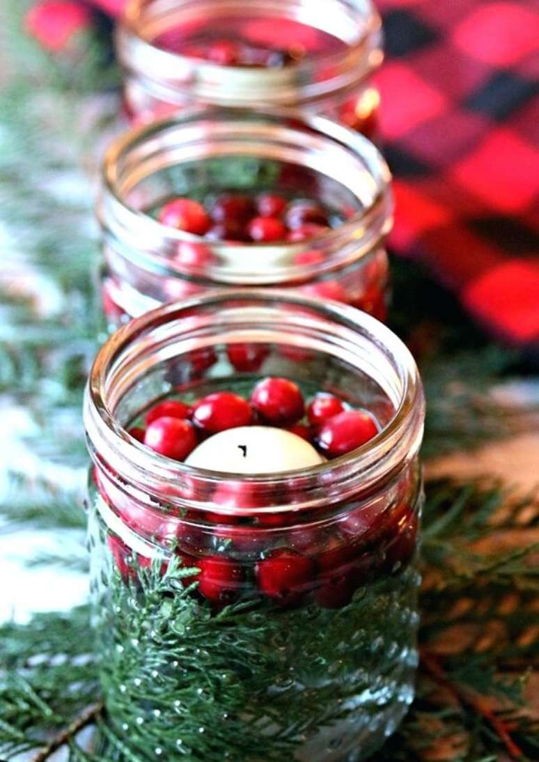 91. Conjuntos de potes de vidro decoram o centro de mesa e formam arranjos de Natal &ndash; Fonte: Pinterest