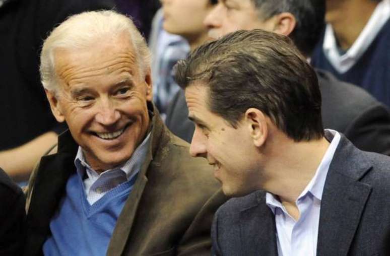 Joe Biden e seu filho, Hunter, durante jogo de basquete em Washington, em janeiro de 2010