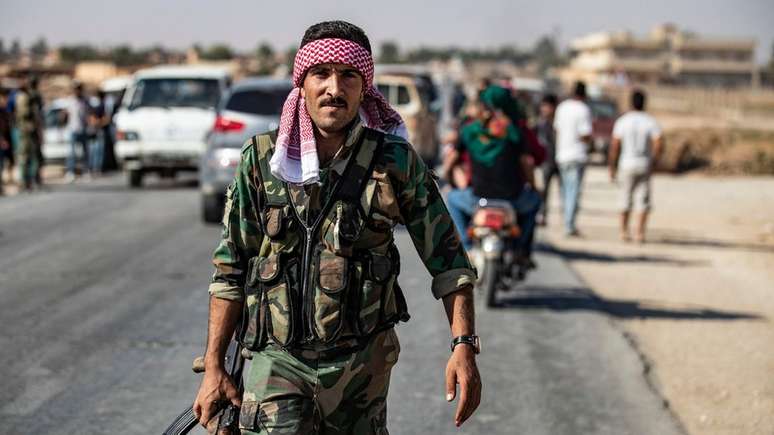 As tropas do governo sírio estão se movendo em direção à fronteira turca depois que Damasco chegou a um acordo com as forças curdas