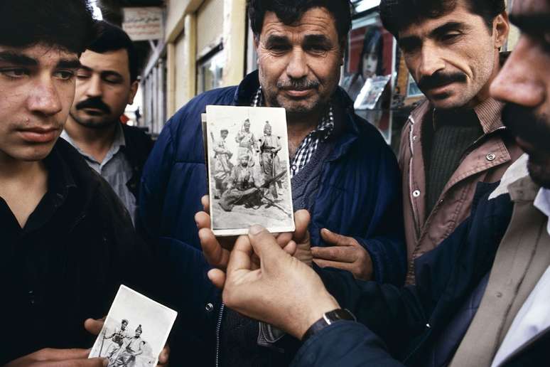 No norte do Iraque, Jamal Keder Osman mostra uma foto dele como soldado da rebelião curda de 1963