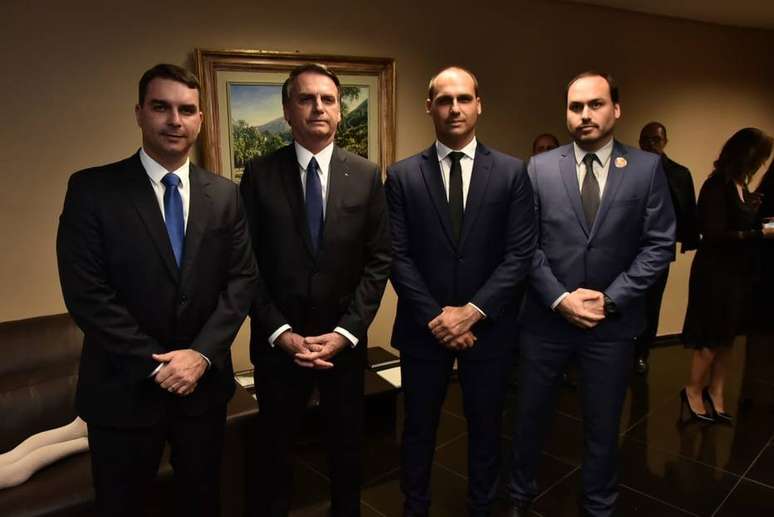 Assessores ligados à família Bolsonaro foram convocados pela CPI das Fake News