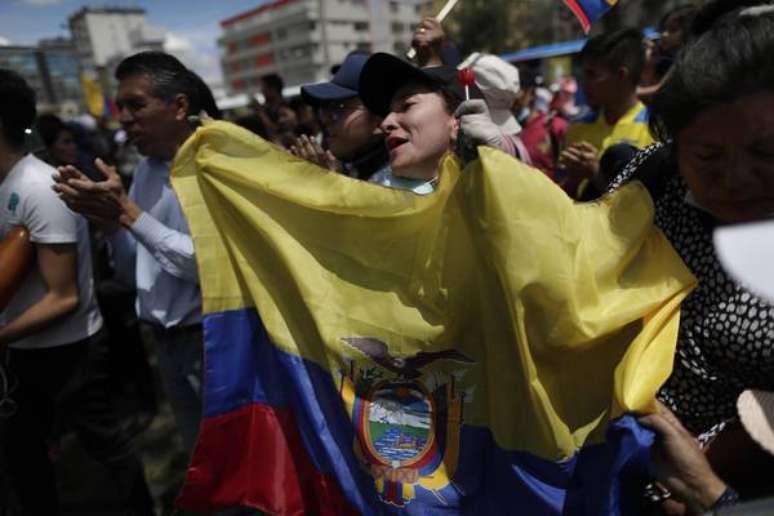 Manifestantes celebram acordo entre governo e indígenas no Equador