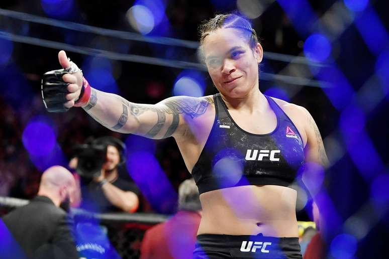 Amanda Nunes comemora vitória sobre Holly Holm no UFC.