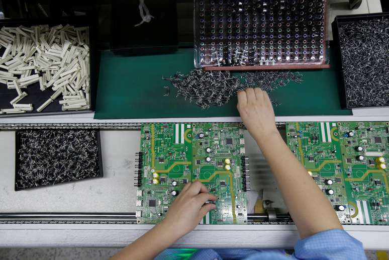 Funcionário trabalha na produção de televisões em fábrica de Shenzen, na China
08/08/2019
REUTERS/Jason Lee 