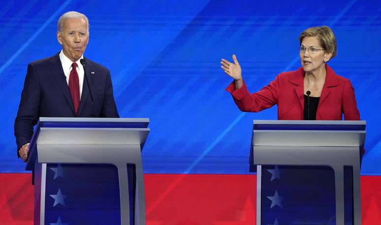Pré-candidatos democratas à Casa Branca Joe Biden e Elizabeth Warren
REUTERS/Mike Blake