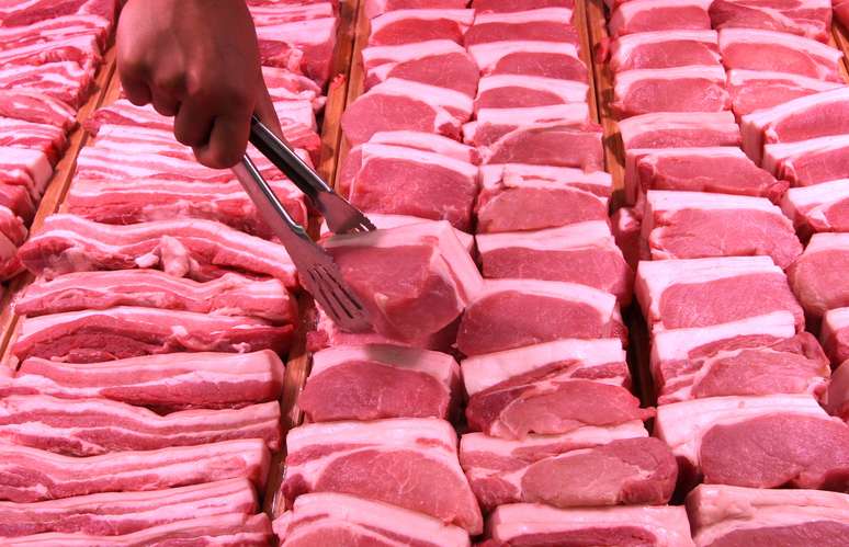 Funcionário manuseia carne de porco em mercado de Hebei, na China
12/06/2019
REUTERS/Stringer