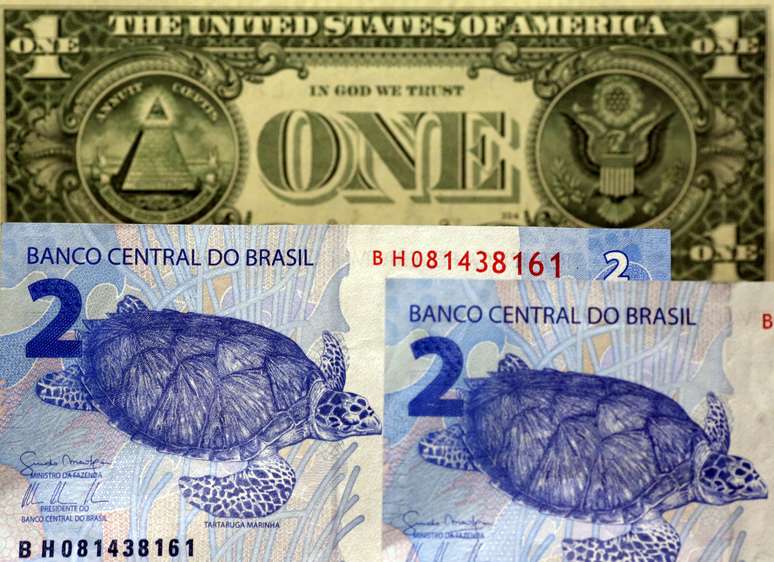 Notas de dólar dos EUA e de real do Brasil. 22/09/2015.