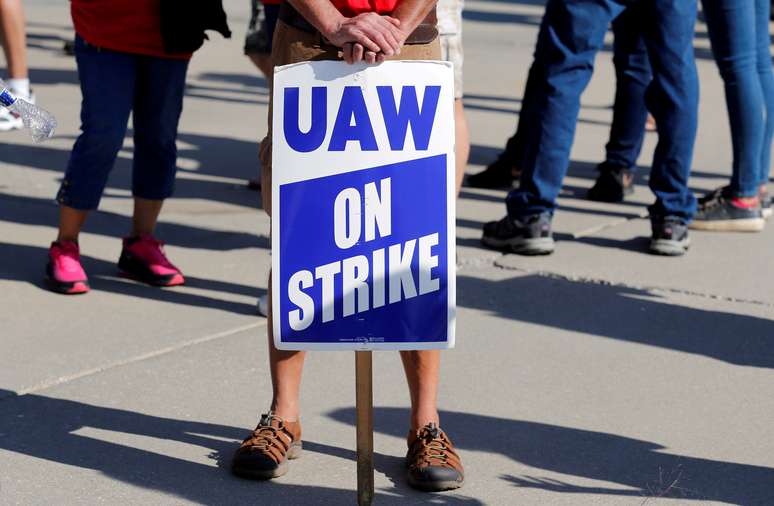 Manifestante mostra placa durante greve do lado de fora da unidade da General Motors em Lordstown, Ohio. 20/9/2019. REUTERS/Rebecca Cook