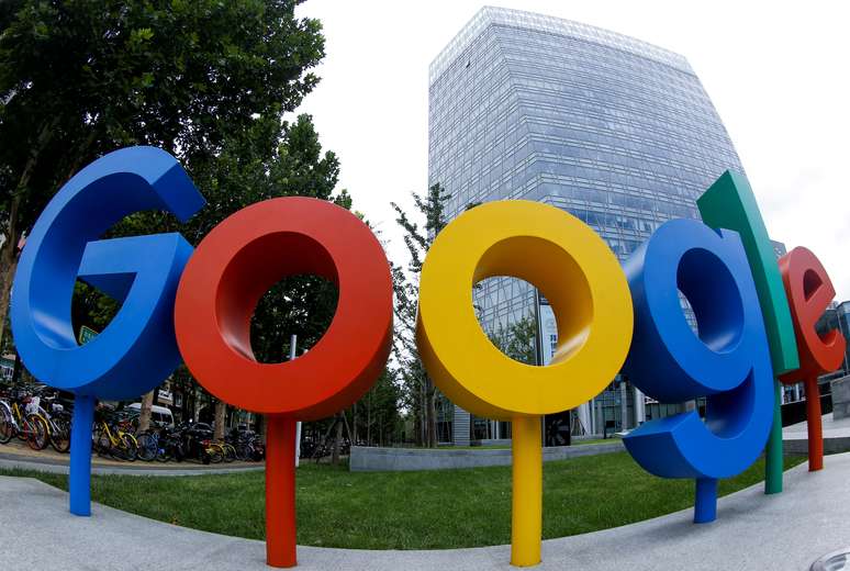 Logotipo do Google é visto na frente do préido de escritórios da empresa  em Pequim, China. 8/8/2018.  REUTERS/Thomas Peter