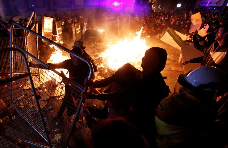 Manifestantes separatistas entram em confronto com a polícia em Barcelona
15/10/2019 REUTERS/Albert Gea 
