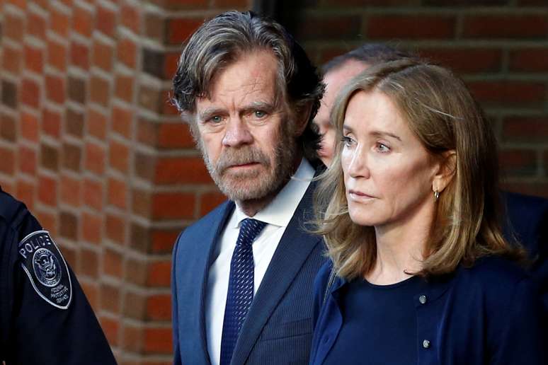 Felicity e o marido, William H. Macy, ap&oacute;s  atriz ser condenada por esquema para admiss&atilde;o em universidade em tribunal de Boston 13/9/2019  REUTERS/Katherine Taylor