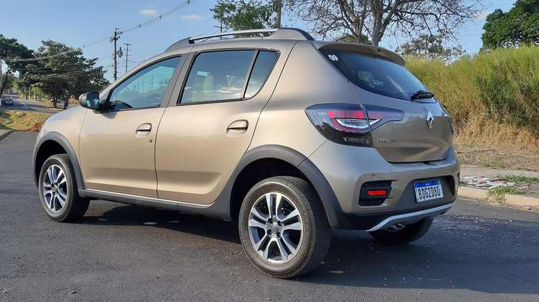 Com o câmbio CVT, o Stepway tem apenas 145 mm de vão livre do solo.