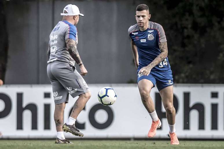 Jobson treina como titular no Santos (Ivan Storti/SFC)