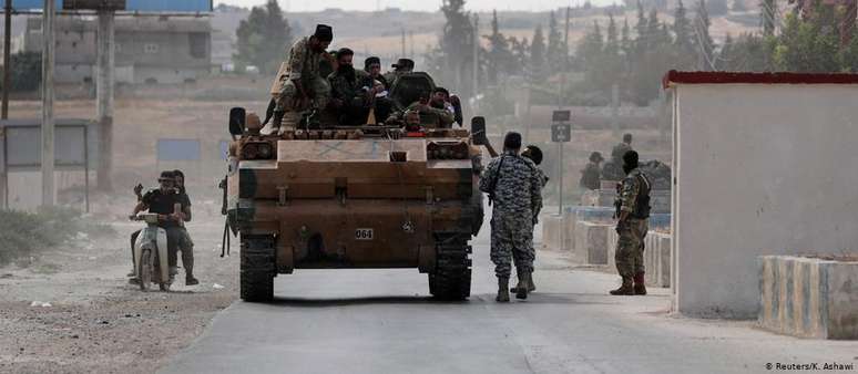 Rebeldes sírios apoiados por Ancara na cidade fronteiriça de Tall Abyad, a 102 quilômetros ao norte de Raqqa
