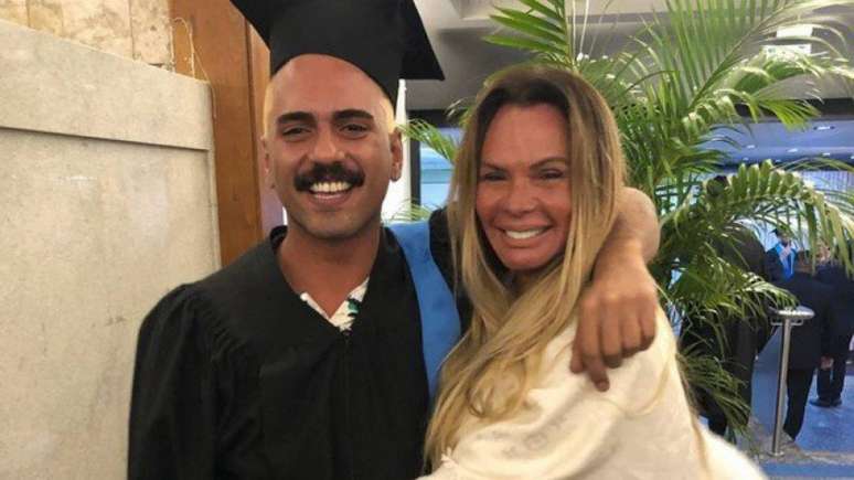 Alexandre Mortágua ao lado de sua mãe, Cristina Mortágua (Reprodução/ Instagram)