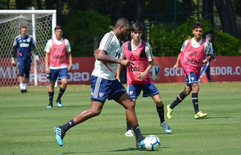 Jucilei durante jogo-treino contra o sub-17 nessa segunda-feira - FOTO: Érico Leonan/saopaulofc.net