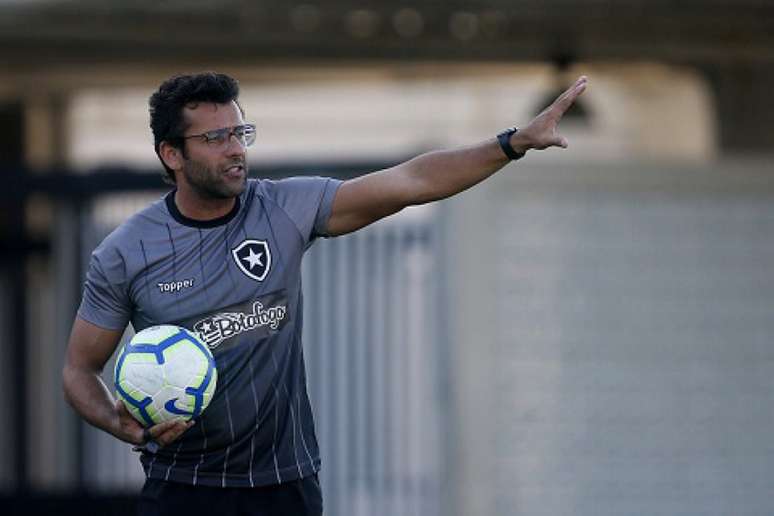 Valentim comandou o primeiro treino no retorno ao Botafogo (Foto: Vitor Silva/Botafogo)