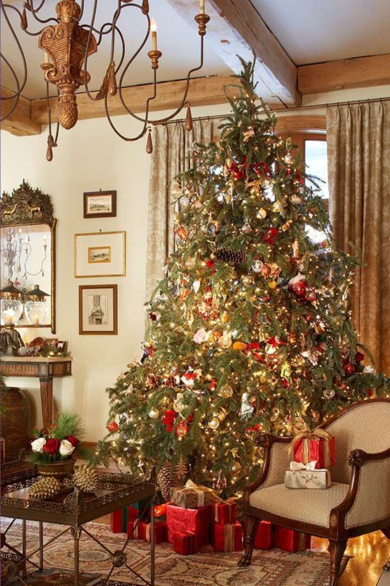 62. Detalhes em vermelho e luzes são essenciais para a decoração da árvore de natal com detalhes em papai noel – Por: Pinterest