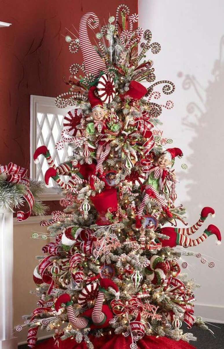 63. Árvore de natal com duendes inspirados no papai noel – Por: Pinterest