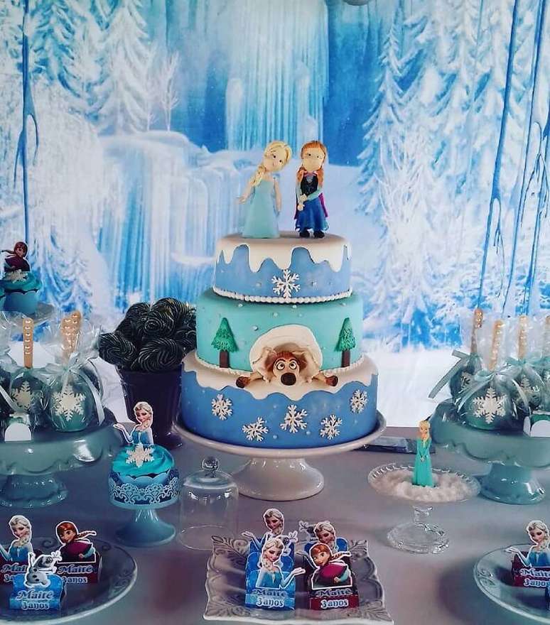14. Lindo bolo 3 andares para festa de aniversário da Frozen decorado com as princesas no topo – Foto: Ateliê Meu Evento