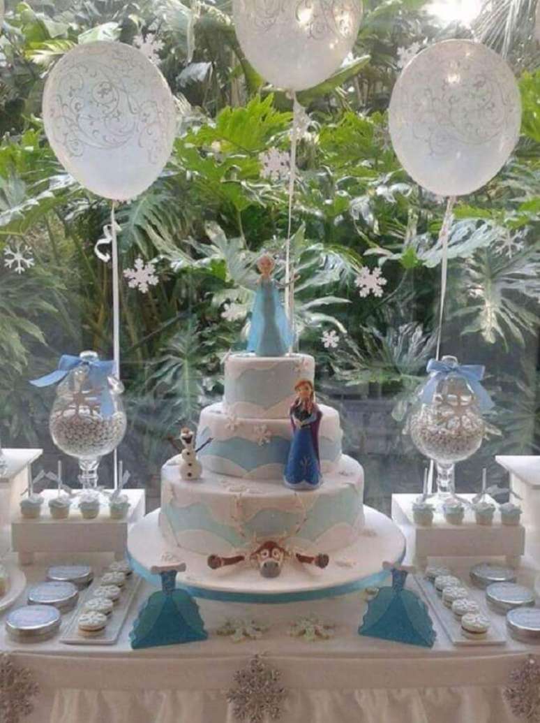 15. Decoração com balões brancos e bolo 3 andares para festa de aniversário da Frozen – Foto: Pinosy