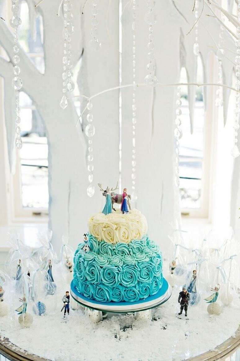 16. Bolo decorado com chantilly para festa da Frozen – Foto: Hello Wonderful