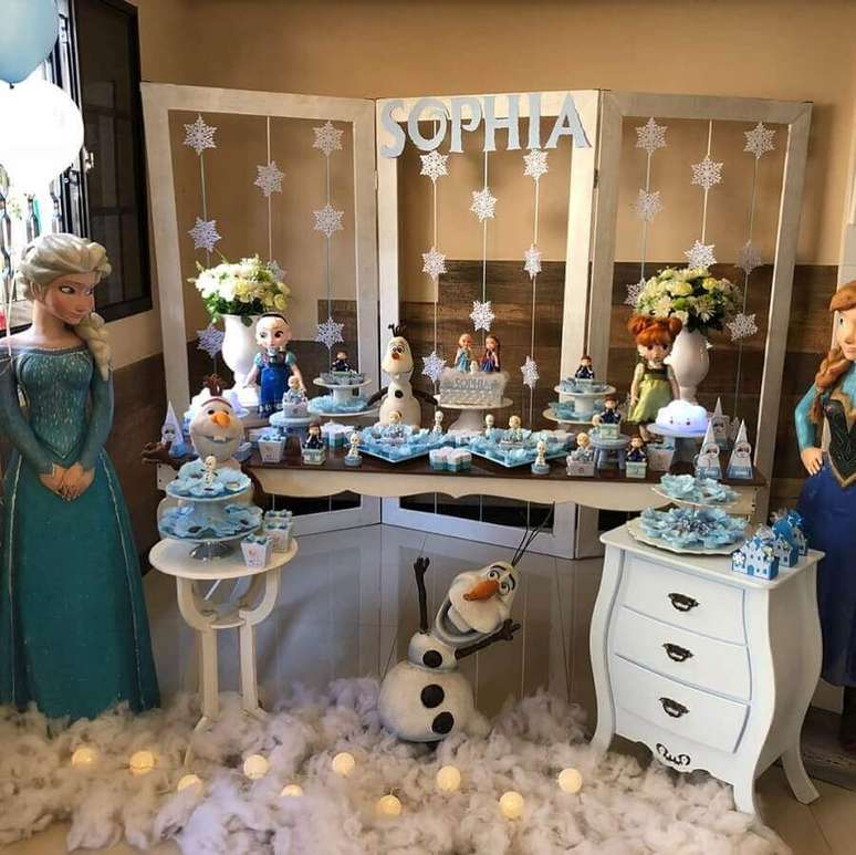 20. A neve fake dá um toque especial à sua decoração de festa da Frozen simples – Foto: Personalizarte Decorações