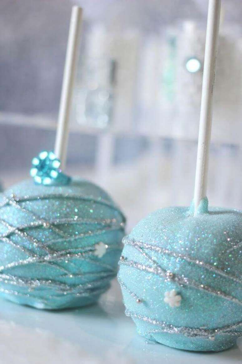 22. Cake pop personalizado para festa simples da Frozen – Foto: Pinterest
