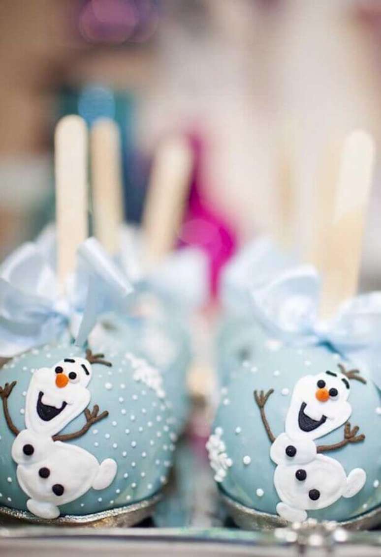 81. Lindos cake pop personalizados para festa infantil da Frozen – Foto: Pinosy