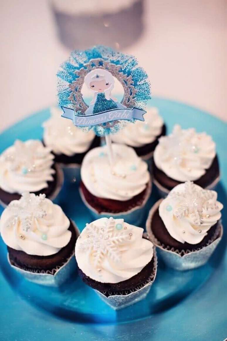 23. Cupcake simples decorado para festa simples da Frozen – Foto: Catch my Party