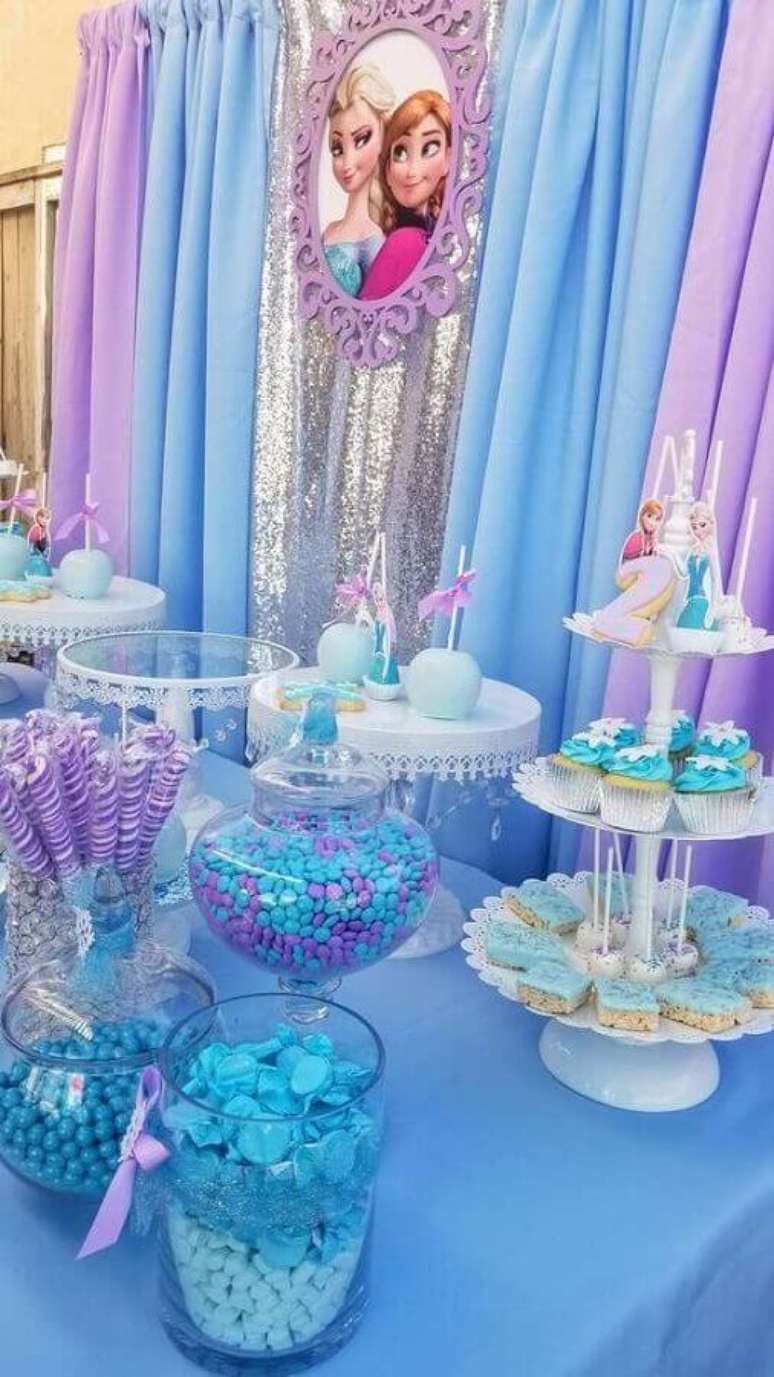 26. Tons claros de azul e lilás são perfeitos para a decoração de festa da Frozen – Foto: Catch my Party