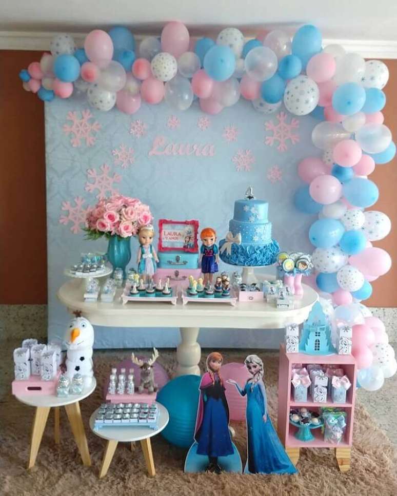 27. Balões são ótimos para a decoração de festa simples da Frozen – Foto: UP Mimos