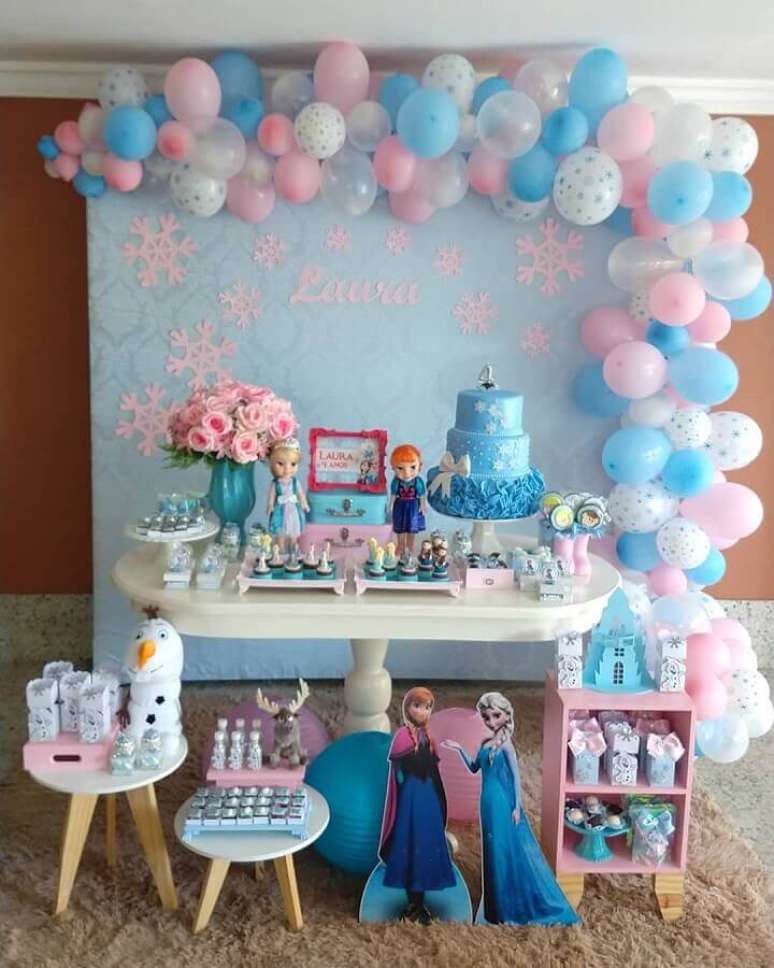27. Bal&otilde;es s&atilde;o &oacute;timos para a decora&ccedil;&atilde;o de festa simples da Frozen &ndash; Foto: UP Mimos
