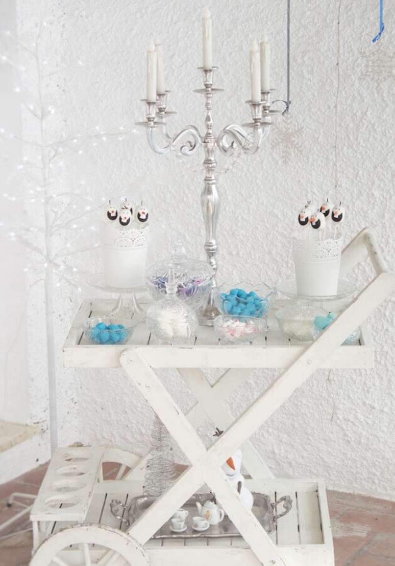 28. Decora&ccedil;&atilde;o clean com casti&ccedil;al prata para festa de anivers&aacute;rio da Frozen &ndash; Foto: Yandex