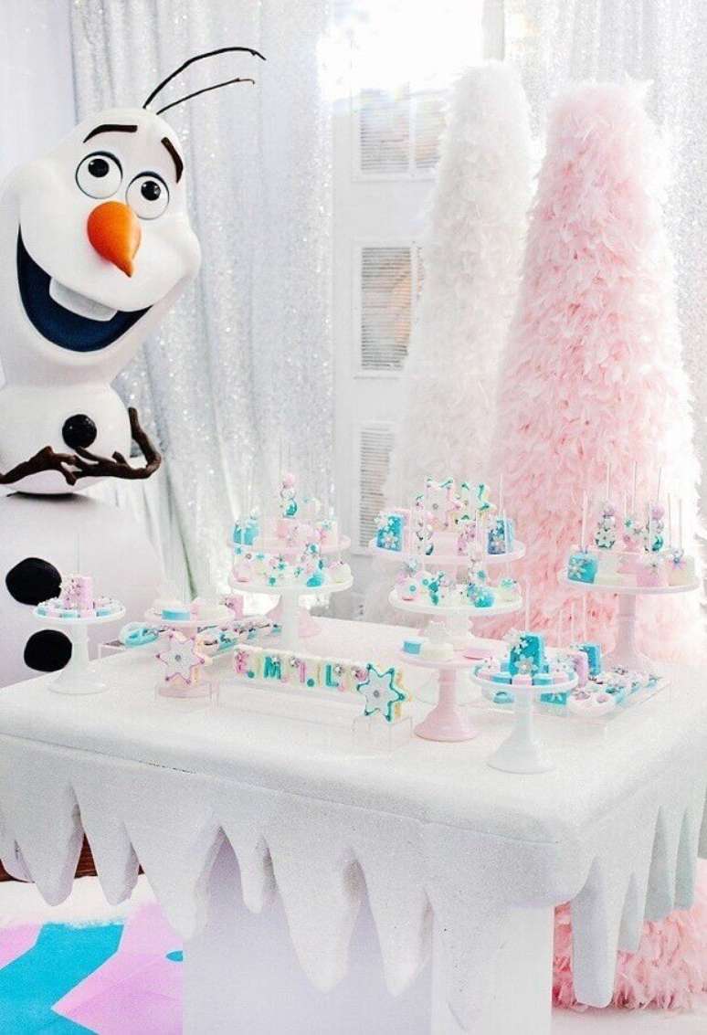 29. O boneco de neve d&aacute; um toque alegre e divertido na decora&ccedil;&atilde;o de festa da Frozen &ndash; Foto: Why Santa Claus