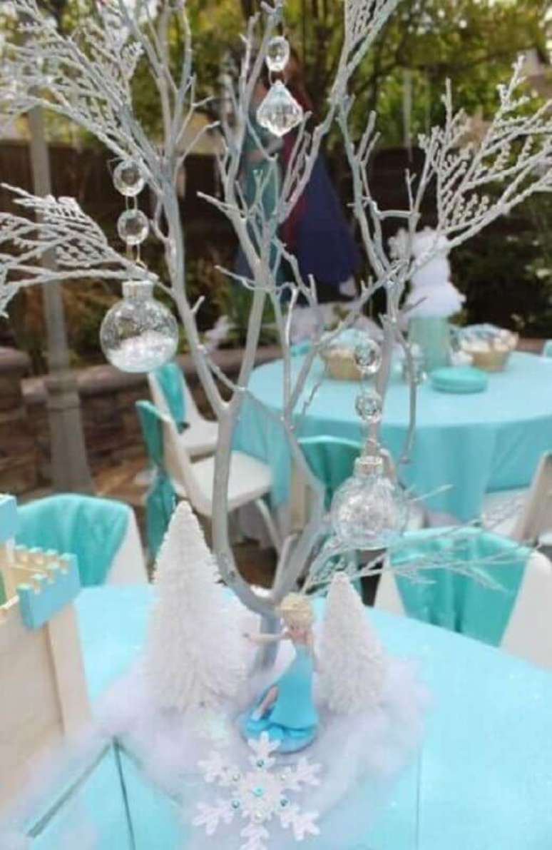30. Galhos secos e cristais tamb&eacute;m podem ser usados na decora&ccedil;&atilde;o de anivers&aacute;rio da Frozen &ndash; Foto: Casa e Festa