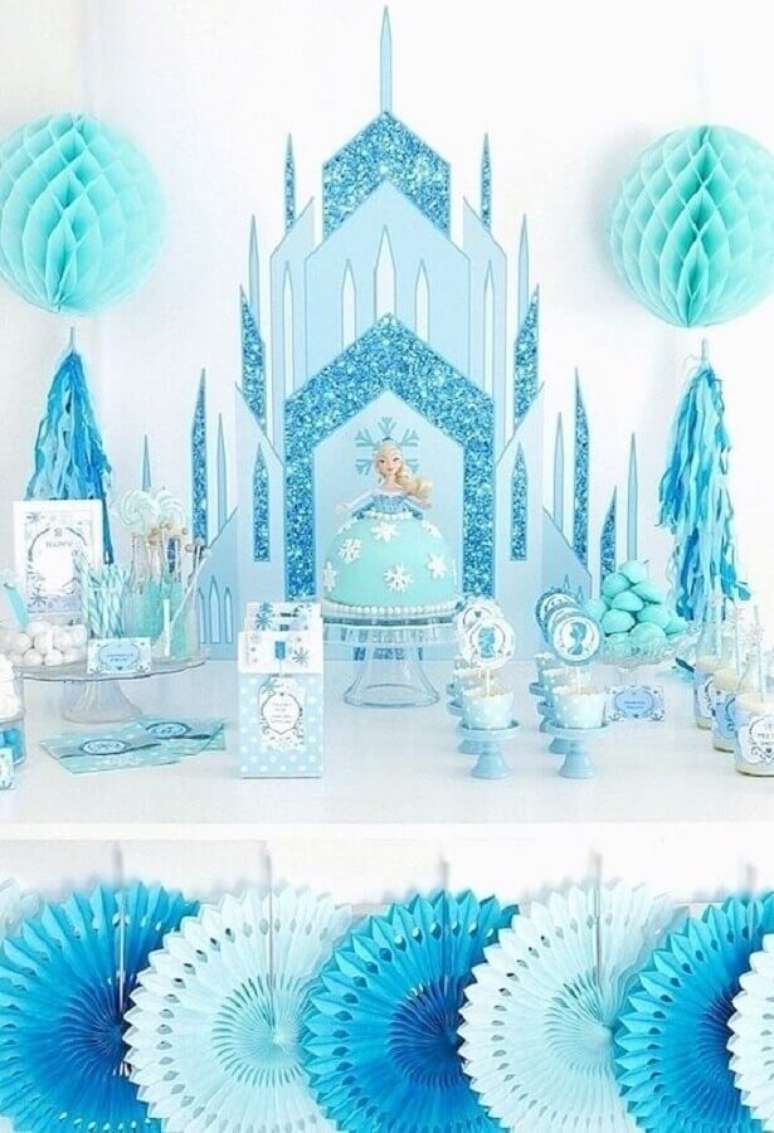 2. Invista em bastante branco e azul para a decoração de festa infantil da frozen – Foto: 321Achei