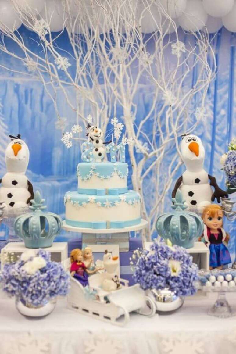 33. Linda decoração de festa da Frozen com bonecos de neve e galhos secos com flocos de neve – Foto: A Minha Festinha