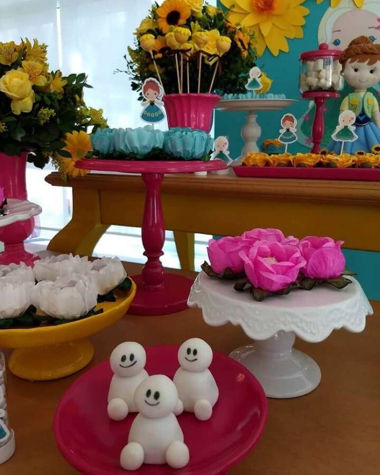 34. A festa da Frozen tamb&eacute;m pode ser decorada bem colorida &ndash; Foto: Salato e Dolce