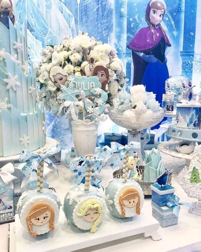 35. Decora&ccedil;&atilde;o de festa da Frozen com arranjo de flores e docinhos personalizados &ndash; Foto: Areta e Ariane Carvalho