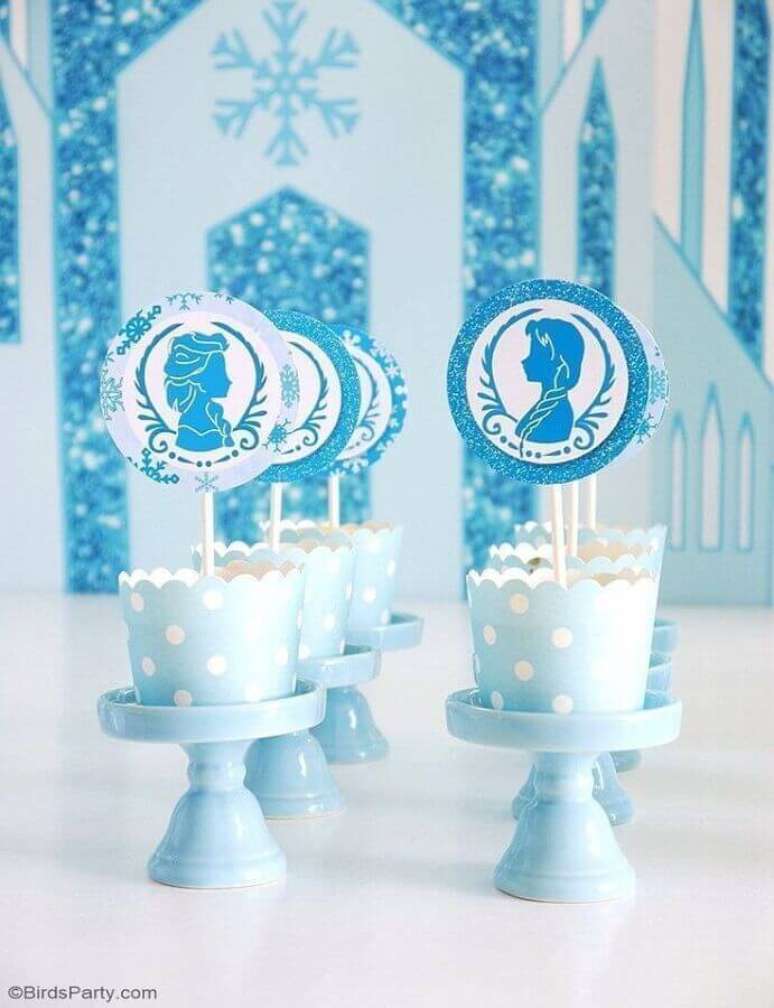 36. Azul e branco são predominantes na decoração de festas da Frozen – Foto: BirdsParty
