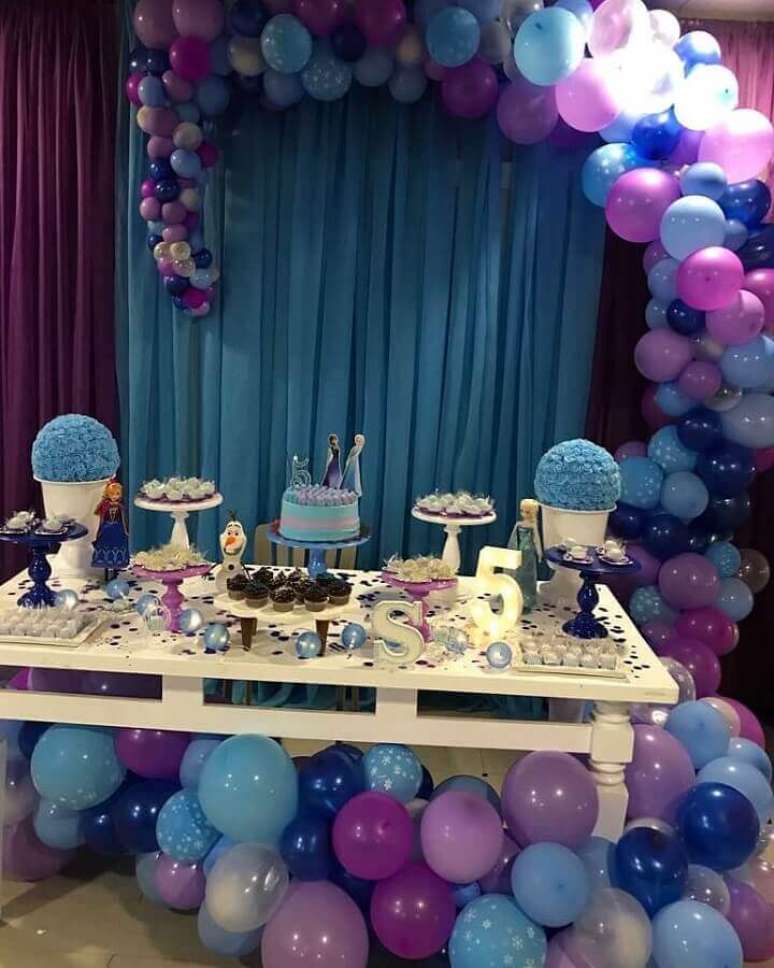 37. Decora&ccedil;&atilde;o de festa da Frozen com muitas bal&otilde;es e bolo simples &ndash; Foto: Decora&ccedil;&atilde;o Loca&ccedil;&atilde;o de Pe&ccedil;as