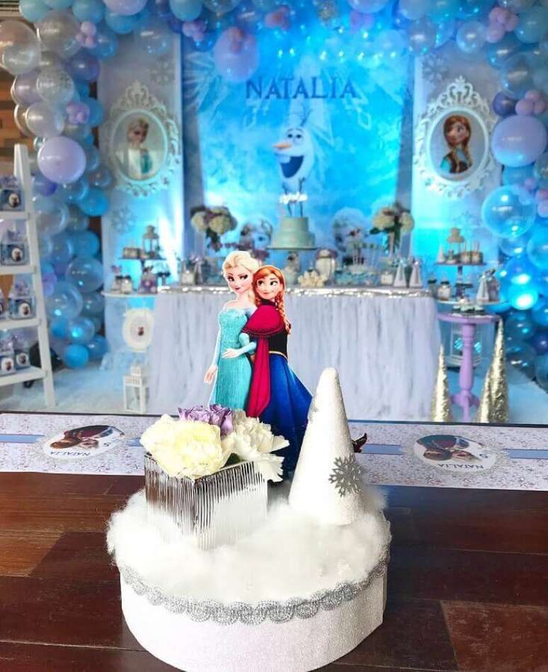 40. Decoração de festa da Frozen com arranjo de balões – Foto: Creaciones by Patricia